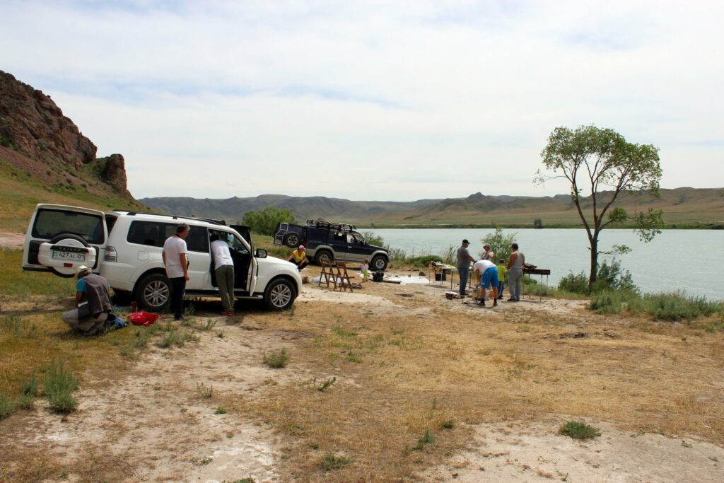 BBQ en compagnie d’une famille Kazakhe au bord de la rivière Ili.